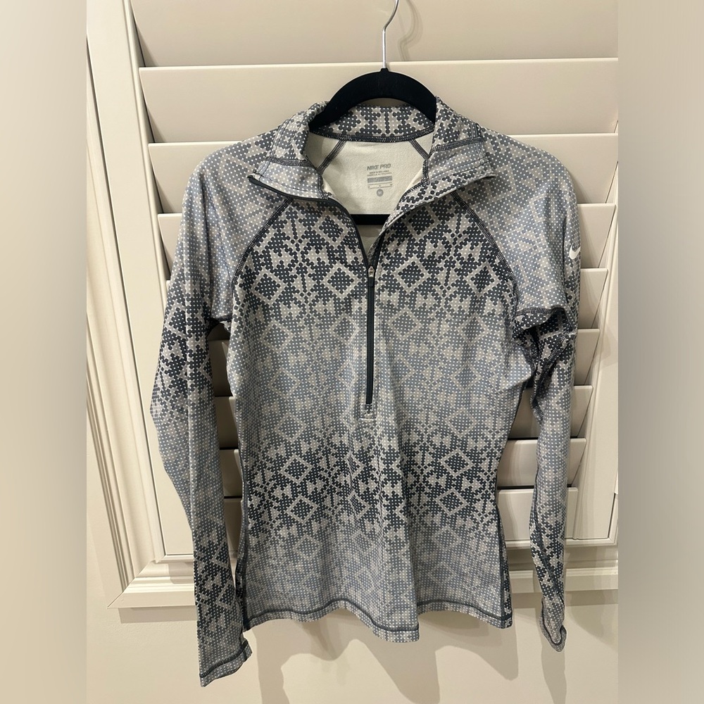Nike Women’s Black and Gray Patterned Zip-Up Sweater